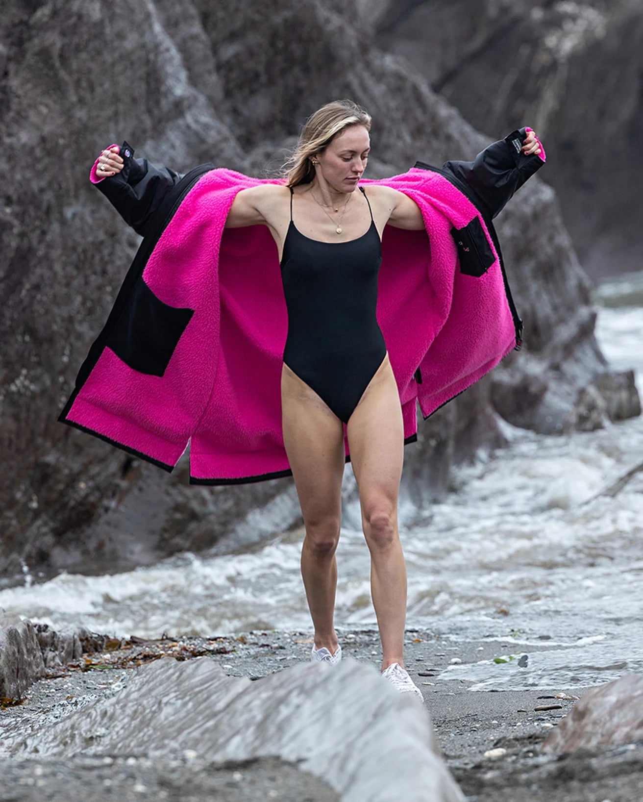 DryRobe Advance Long Sleeve Changing Robe (Black/Pink)